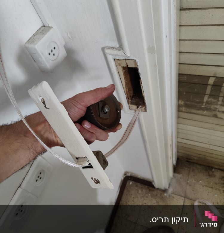 יד מחזיקה מנגנון תריס עם חוטים לבנים